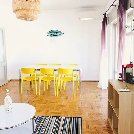 Spacious Apartment- Close To Beach And Town Centre *