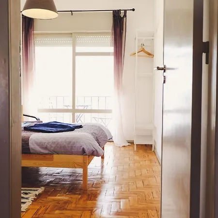 Spacious Apartment- Close To Beach And Town Centre *