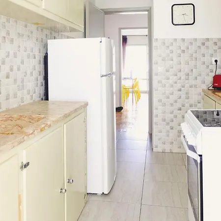Spacious Apartment- Close To Beach And Town Centre