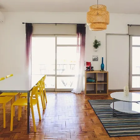 Spacious Apartment- Close To Beach And Town Centre